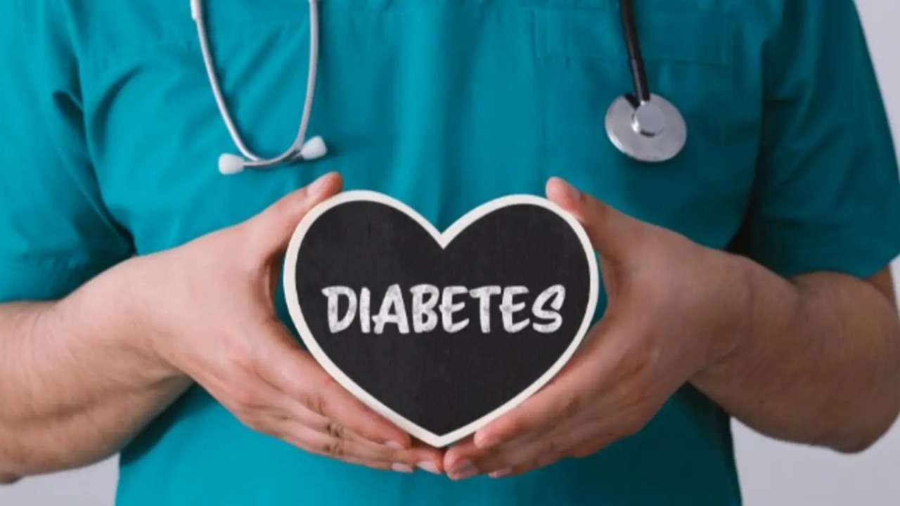 Heart disease and diabetes are interrelated. Here are tips for diabetic patients to keep cardiac problems away