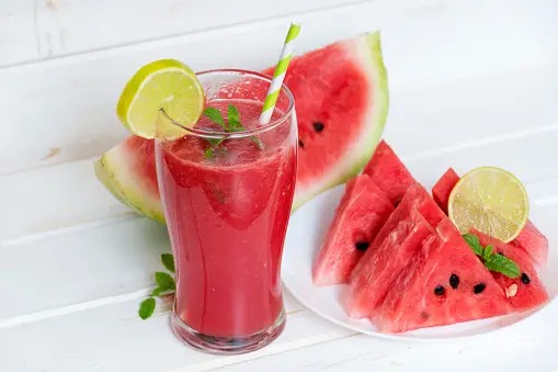 Try this 5-ingredient watermelon strawberry smoothie for your skin woes